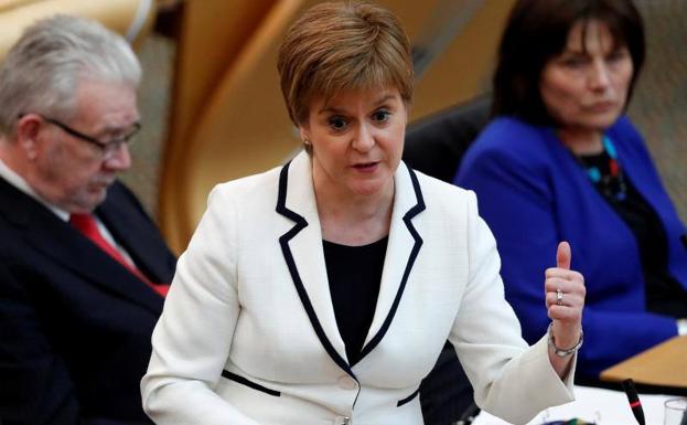 Sturgeon reaviva el fantasma del referéndum por la independencia de Escocia