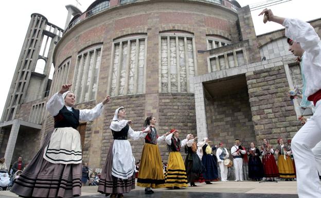 Once agrupaciones folclóricas actuarán en gala Cantabria Baila en Torrelavega