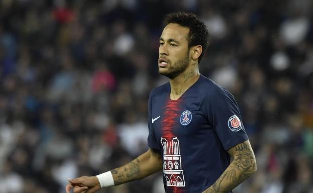 Tres partidos de sanción a Neymar por insultar a los árbitros del PSG-United