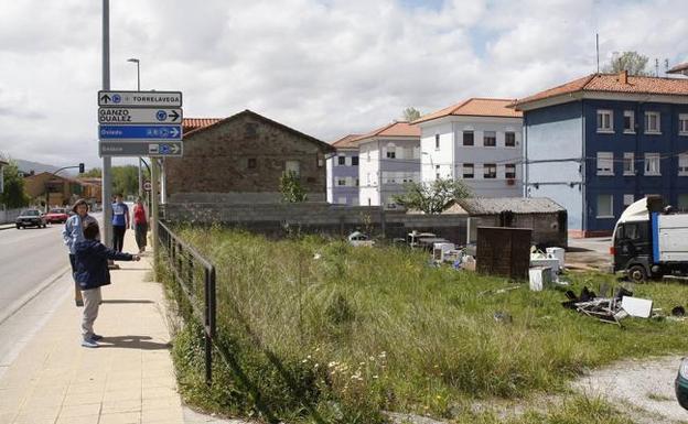 Vecinos de Barreda critican la acumulación de chatarra en una finca de la Avenida de Solvay