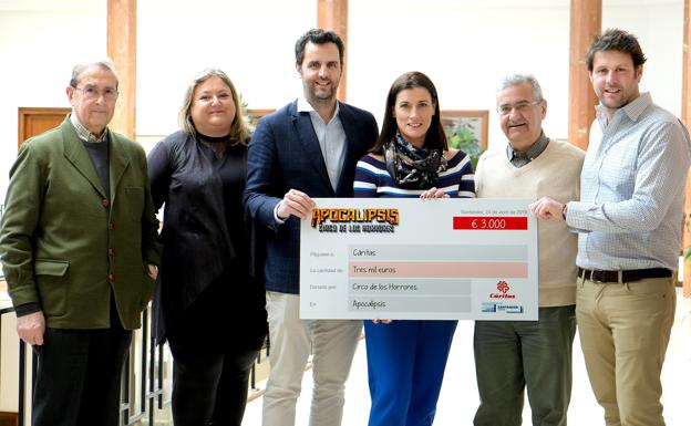 Cáritas recibe la aportación solidaria de 3.000 euros del Circo de los Horrores
