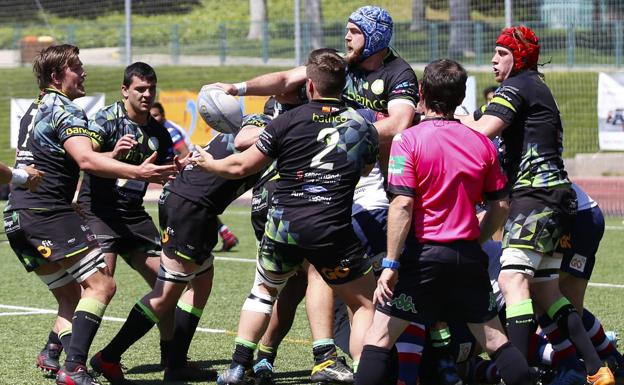 El Bathco coge ventaja en la ida de la semifinal por el ascenso