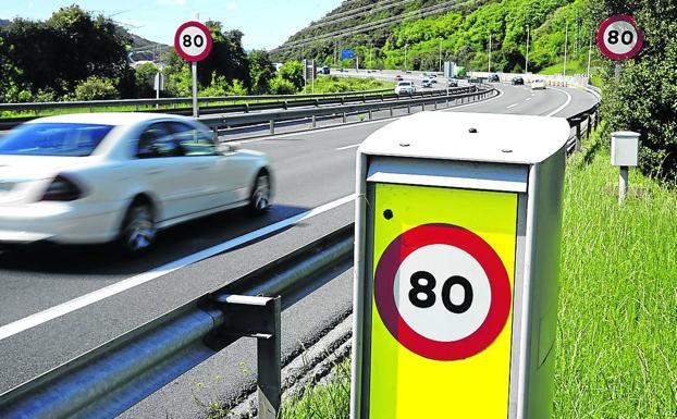 Tráfico reduce otra vez a 80 la velocidad en el puente de La Arena, sentido Cantabria