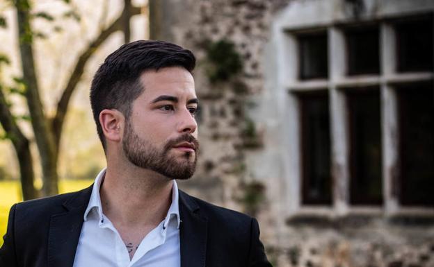 Las redes apoyan al guapo oficial de Cantabria