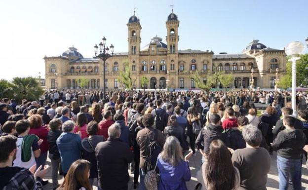 Más de un millar de personas se concentran frente al Ayuntamiento en repulsa por la muerte del joven agredido en Donostia