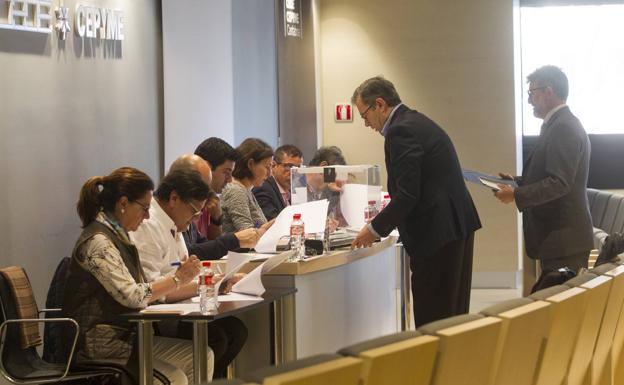 Los socios de CEOE eligen hoy presidente entre Conde y Astuy