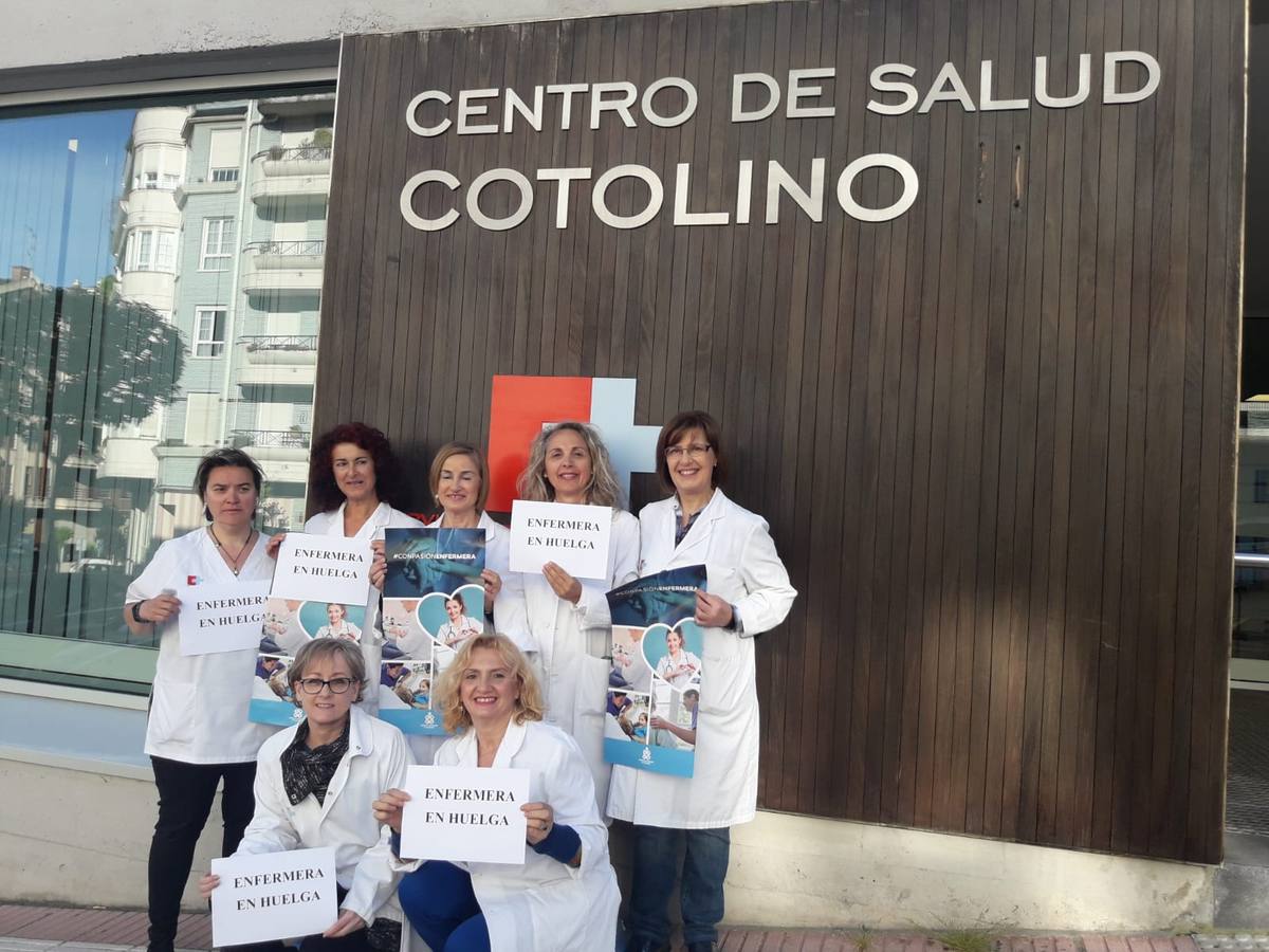 Enfermeros concentrados a las puertas de los centros de salud de Cantabria