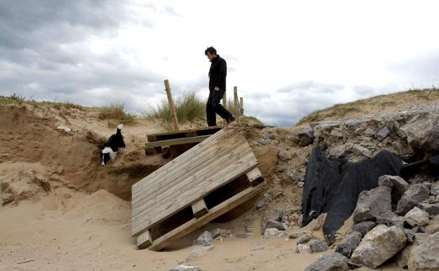 Cs Miengo denuncia la falta de limpieza en las zonas costeras