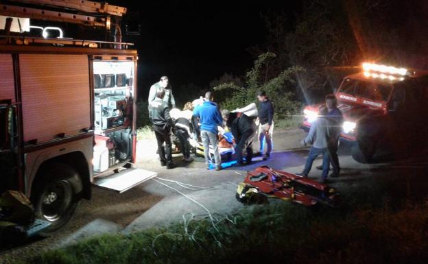 Herido grave tras precipitarse por un profundo talud con su tractor en Vega de Liébana