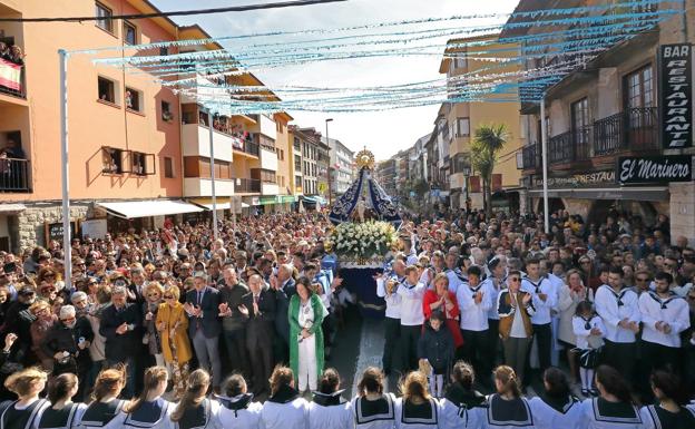 Miles de barquereños honran por tierra y mar a su Virgen en la fiesta de La Folía