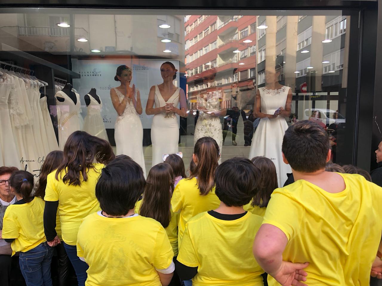 La moda nupcial más urbana de Silvia Fernández conquista Torrelavega