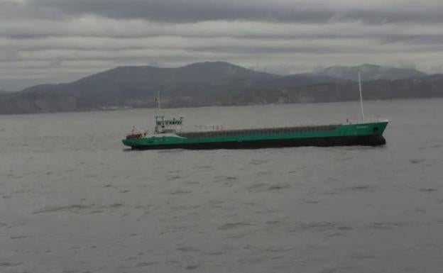 Un carguero de 80 metros con base en Santander encalla dos veces en las rocas de Zumaia