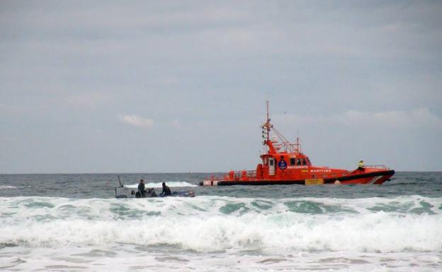 Hallado el cadáver del menor que cayó al mar al volcar una patera en Cádiz