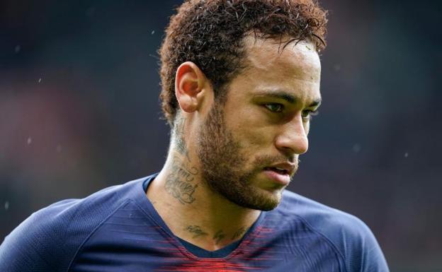 Tres partidos de sanción a Neymar por agredir a un aficionado