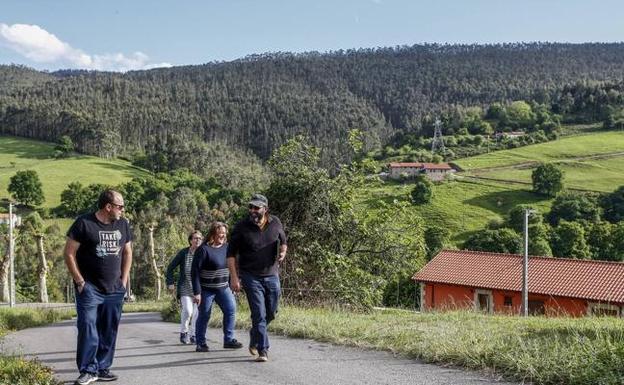 Los vecinos de Los Casares reclaman un nuevo acceso para «no quedar aislados»