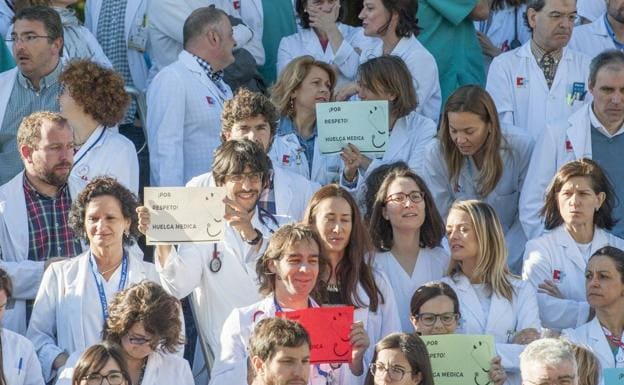 La huelga médica obliga a suspender una veintena de operaciones en Valdecilla