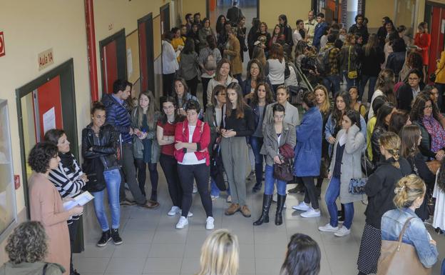 A cuatro enfermeras por plaza