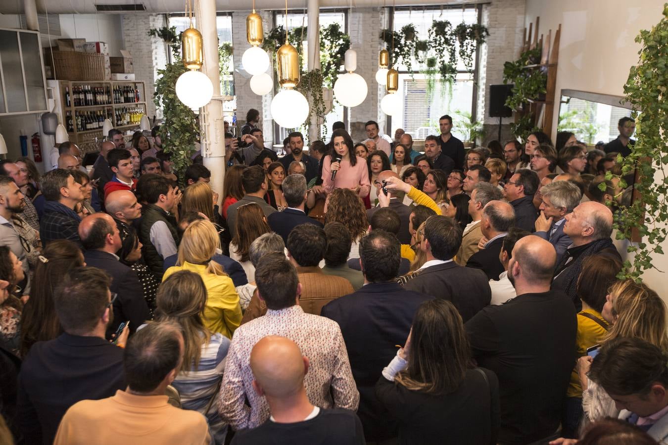 Inés Arrimadas, de cañas por Santander