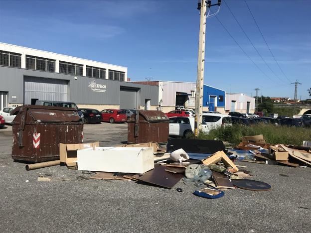 «Es una verdadera vergüenza tener que convivir rodeados de basuras»