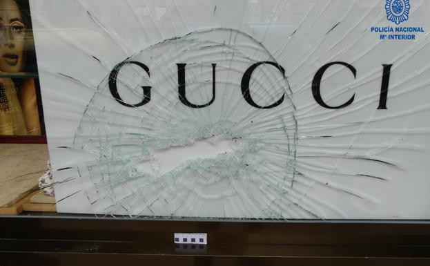 Revienta una óptica con una tapa de alcantarilla y se lleva tres gafas