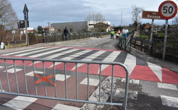 Regulación del tráfico en el puente de Cartes a Santiago por obras