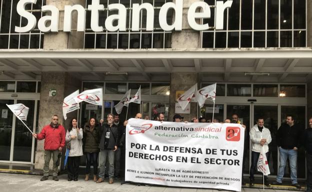 Los vigilantes de trenes estallan por las agresiones: «Me han amenazado con un hacha, me han tirado piedras...»