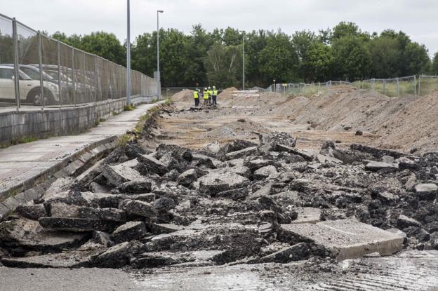 Comienzan los trabajos de reparación del pavimento de la carretera de Cros en Maliaño