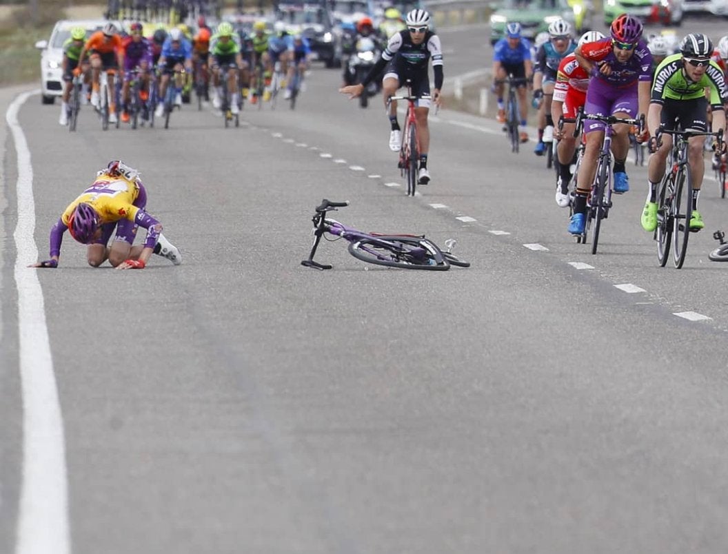 Jesús Ezquerra se rompe la clavícula en los últimos kilómetros de la Vuelta a Aragón cuando lideraba la carrera