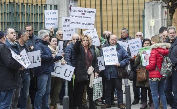 El personal laboral del Gobierno se planta ante un Ejecutivo «fulero»