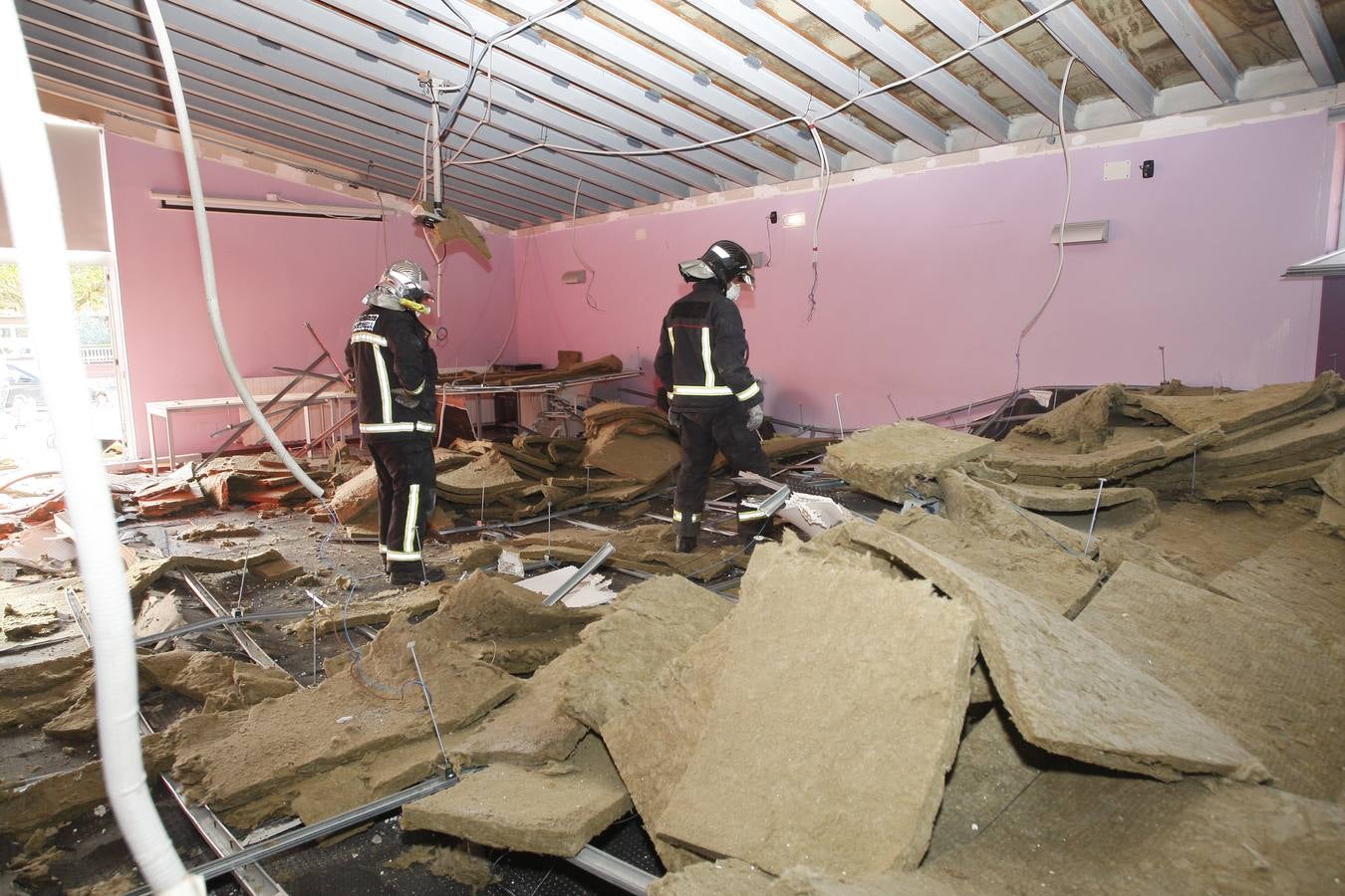 Se cae el falso techo del salón de actos del Centro Cívico de Tanos
