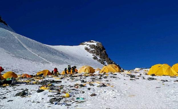 Atasco en Everest: 200 alpinistas han hecho cima hoy