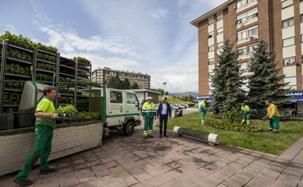 Operarios del Serca plantan 50.000 flores de temporada en Torrelavega