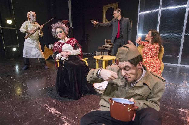 El Grupo de Teatro de la UC estrena mañana el montaje 'Pensión Conchita'