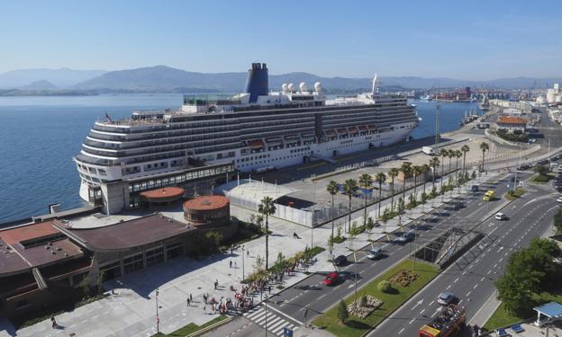 El 'Arcadia' pasa el día en la ciudad