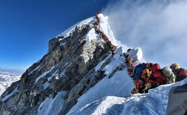 «Murió agotado. Estuvo 12 horas en un atasco para llegar a la cima del Everest»