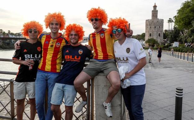 Sevilla, de blanquinegro y azulgrana