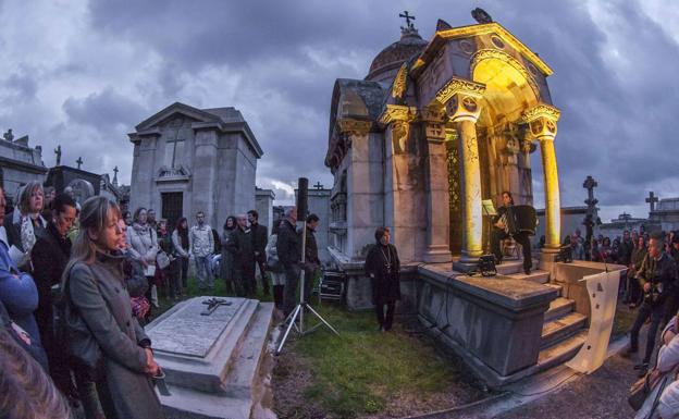 'La ciudad de los muertos' se abre a la música, la palabra y la danza