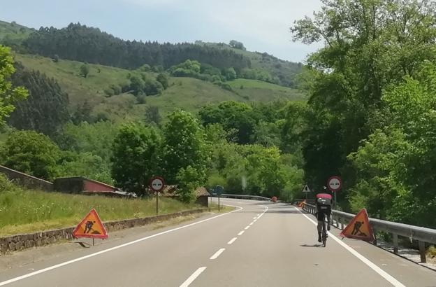 Comienza la obra de la senda peatonal en la carretera del Nansa