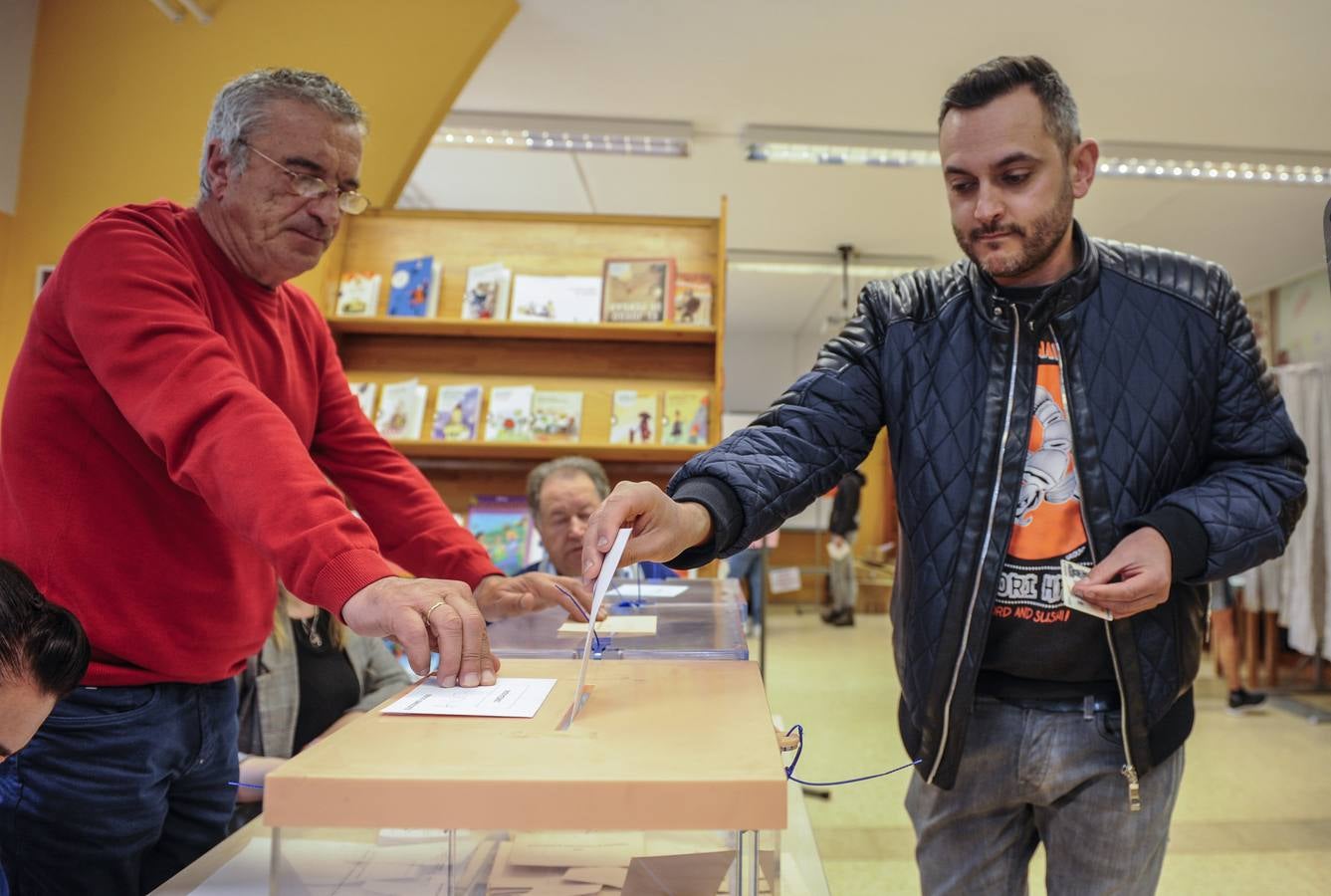 Las imágenes de las votaciones en Cantabria