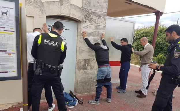 Montan un dispositivo contra un grupo de once albaneses en Marina de Cudeyo