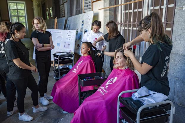 Peinados, cortes y maquillajes solidarios en Santoña