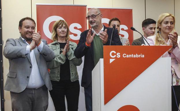 Ciudadanos se deja querer si falla el pacto de Revilla con Pedro Sánchez