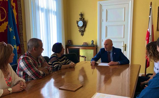 El delegado del Gobierno tiende la mano a los afectados por los desalojos de San Mateo