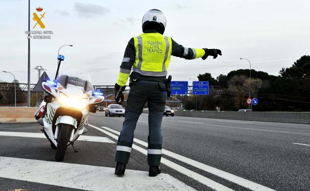 Huye de un control nocturno circulando por el carril contrario y con las luces apagadas