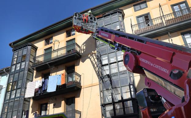 Los bomberos retiran parte de una cornisa que se había desprendido en Cabezón de la Sal