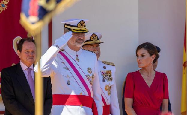 Los Reyes presiden en Sevilla un desfile de las Fuerzas Armadas multitudinario