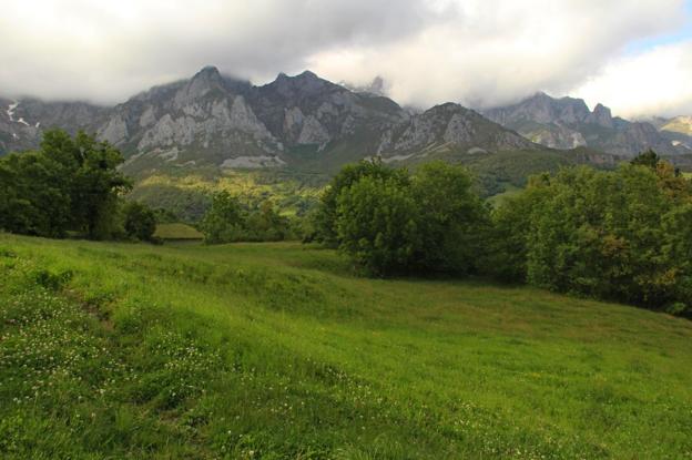 Camaleño plantea construir un campo de golf en el pueblo de Mogrovejo