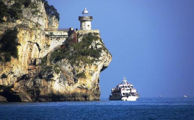 Ruta de luz sobre la bahía de Santoña