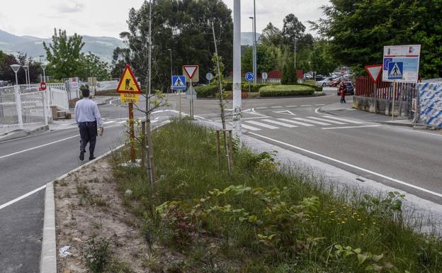 Los trabajadores de Sierrallana denuncian que la maleza invade el nuevo aparcamiento