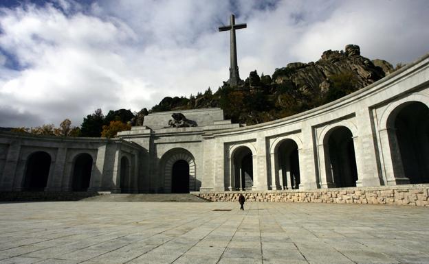 Un año para exhumar a Franco, la cronología de un proceso inacabado